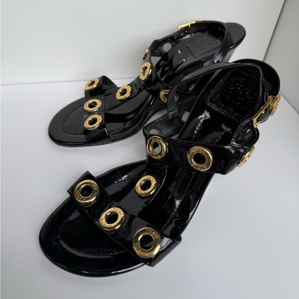 TORY BURCH Kathryn Black Patent Leather Gold Rivet Wedge Heel Sandals Size 7.5 - Picture 4 of 16